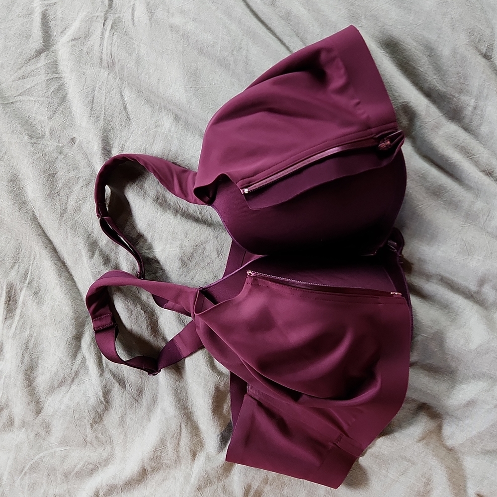 Knockout Victoria's secret sports bra, 38D, great condition